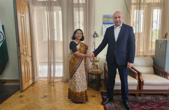 Координатор движения «Мать Армения» Андраник Теванян встретился с послом Индии в РА